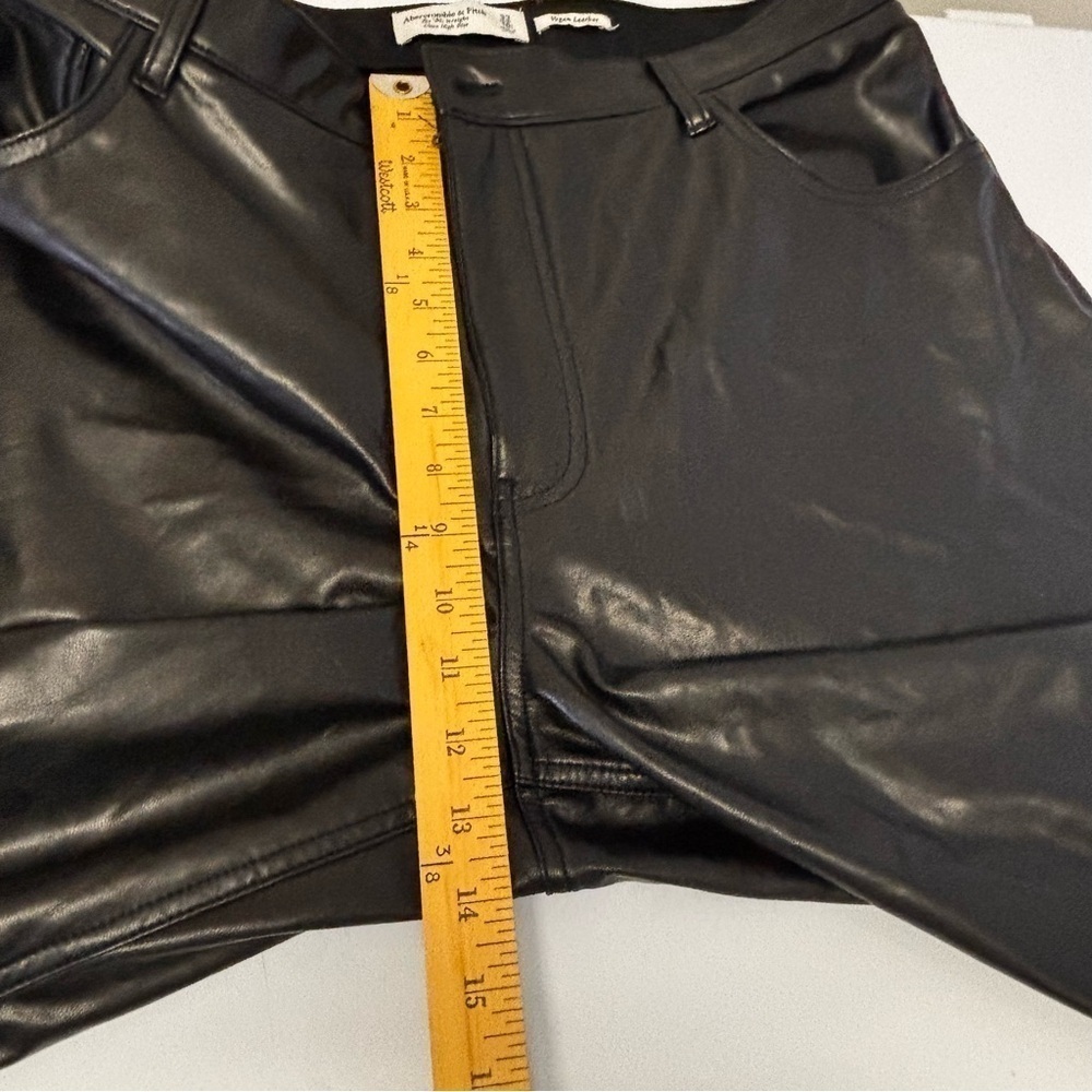 Abercrombie & Fitch 90’s Straight High Rise Vegan Leather Pants Women’s Size 33 - Picture 8 of 9